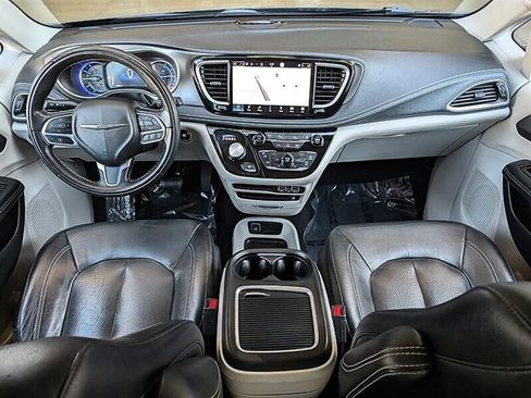 Used 2022 Chrysler Pacifica Touring-L w/ Uconnect Theater Family Group FWD image 3