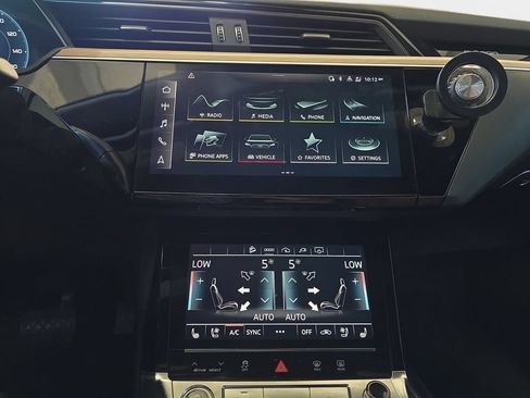 Certified 2024 Audi Q8 e-tron Premium Plus w/ Premium Plus Package AWD/4WD image 21