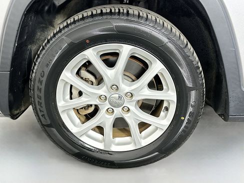 Used 2018 Jeep Cherokee Latitude Plus w/ Comfort/Convenience Group image 31