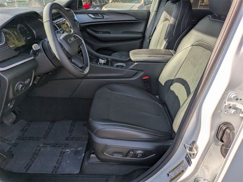 New 2025 Jeep Grand Cherokee Altitude image 13