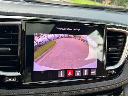 Certified 2023 Chrysler Pacifica Pinnacle FWD image 28