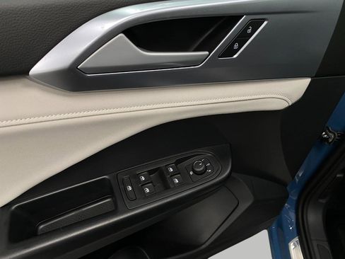 New 2025 Volkswagen Taos SE image 28