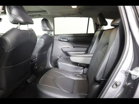 Used 2024 Toyota Highlander XLE FWD image 28