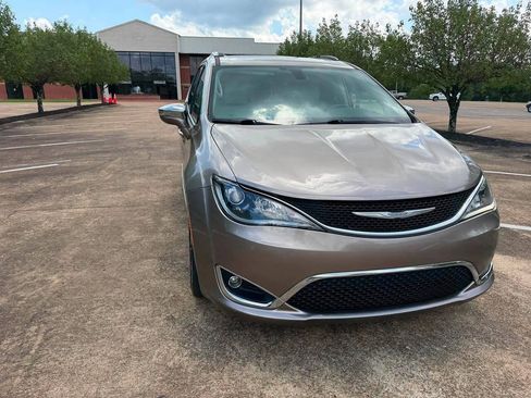 Used 2017 Chrysler Pacifica Limited FWD image 5