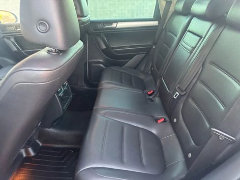Used 2012 Volkswagen Touareg Sport image 21