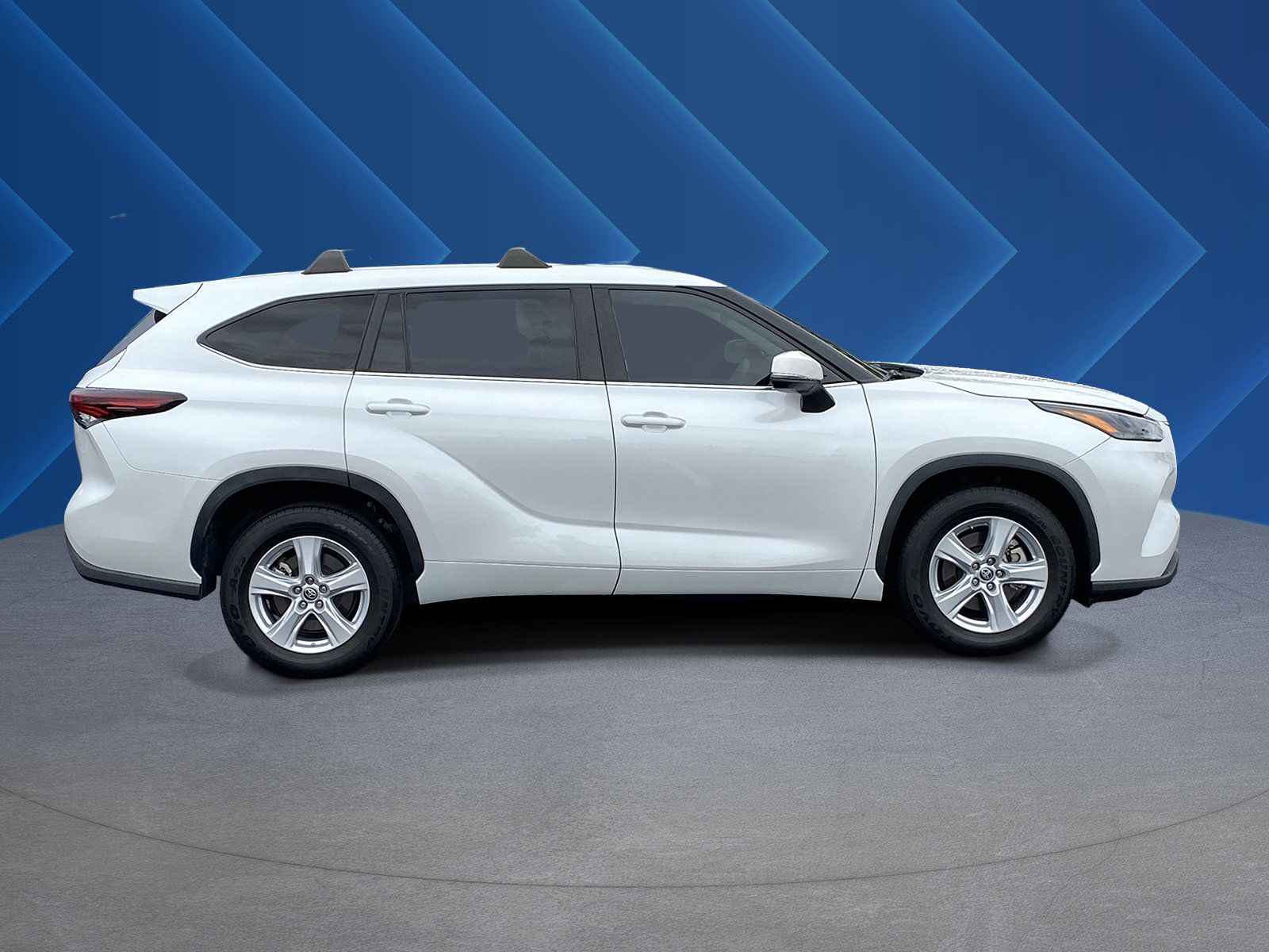Used 2024 Toyota Highlander LE FWD image 2