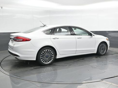 Used 2017 Ford Fusion SE w/ Fusion SE Technology Package FWD image 4