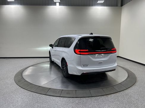 Used 2025 Chrysler Pacifica Select FWD image 9