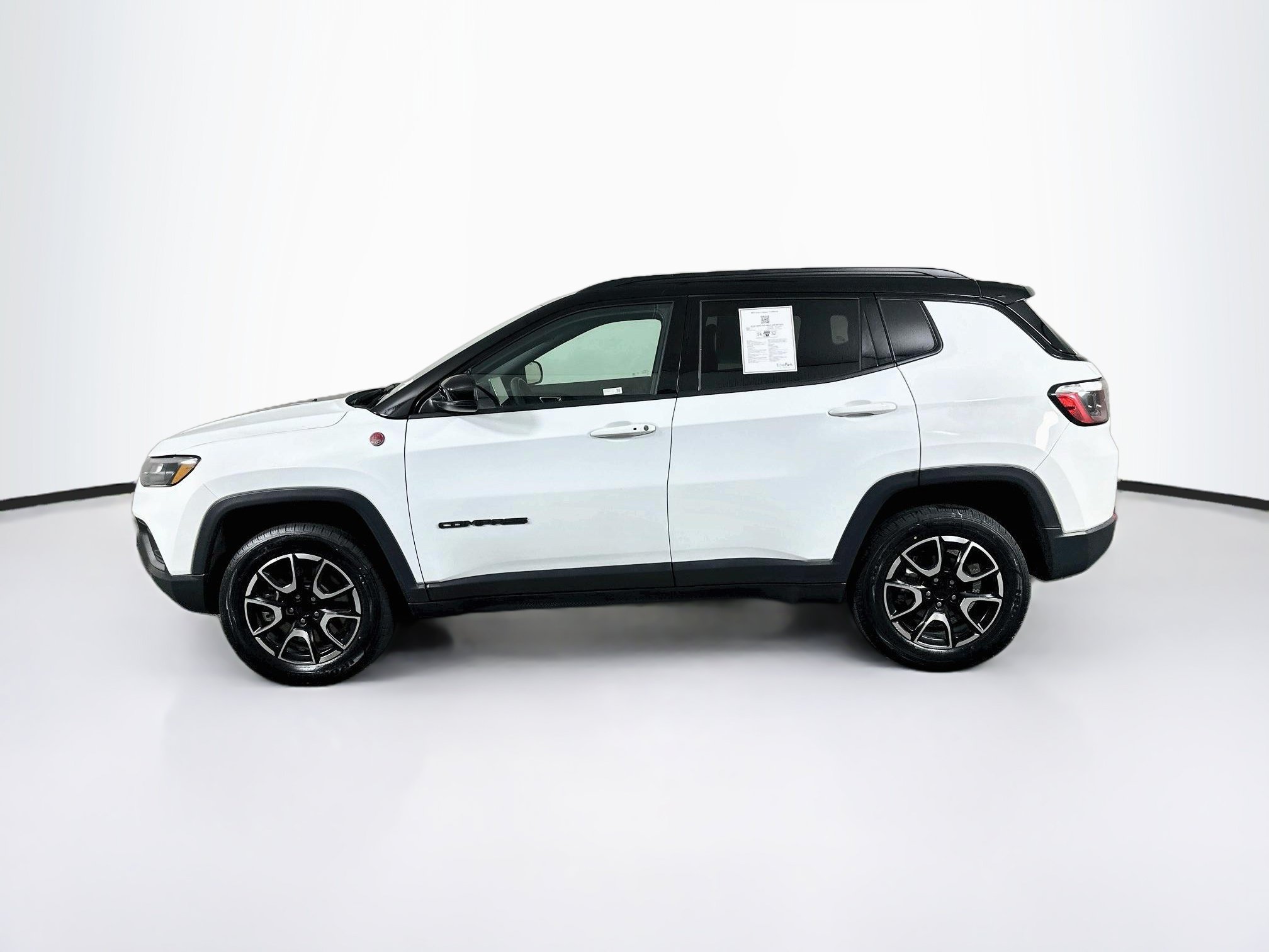 Used 2025 Jeep Compass Trailhawk w/ Trailer Tow Group AWD/4WD image 4