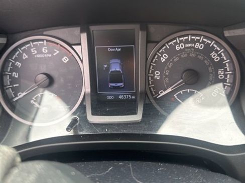 Used 2019 Toyota Tacoma TRD Off-Road w/ Technology Package image 12