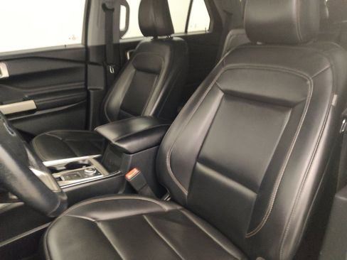 Used 2021 Ford Explorer XLT w/ Equipment Group 202A AWD/4WD image 17