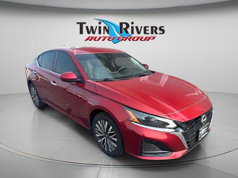 Used 2023 Nissan Altima 2.5 SV AWD/4WD image 6