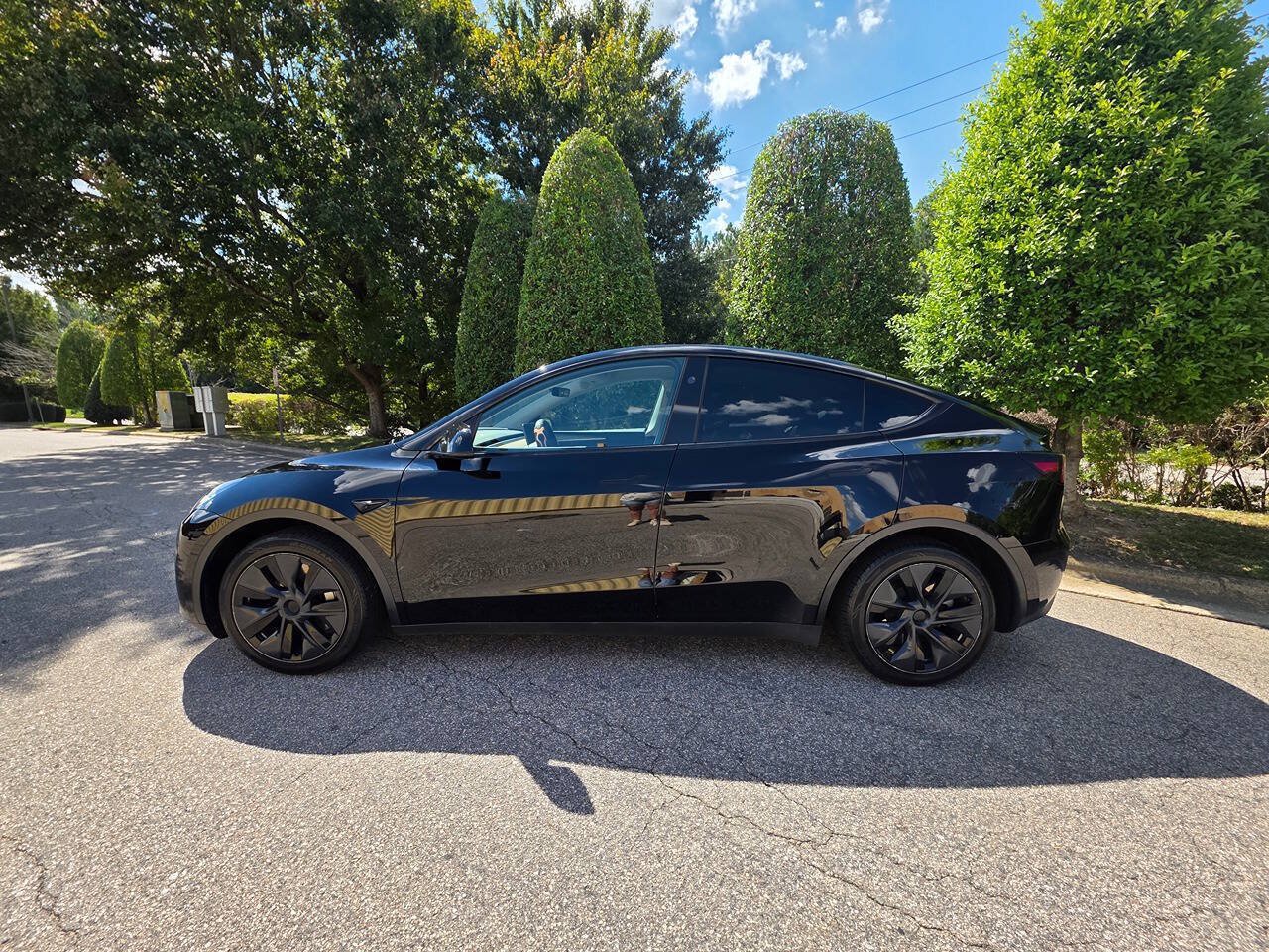 Used 2024 Tesla Model Y Long Range AWD/4WD image 2
