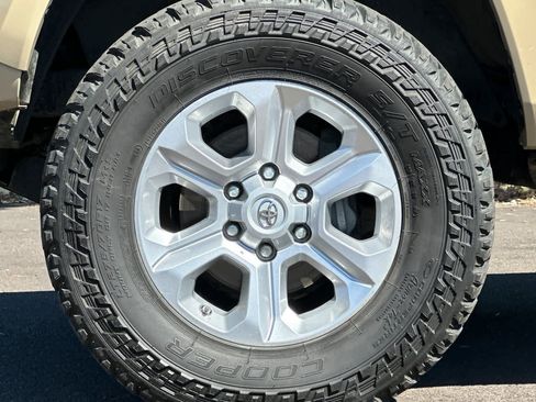 Used 2020 Toyota Tacoma SR5 AWD/4WD image 25
