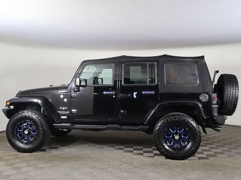 Used 2016 Jeep Wrangler Unlimited Sahara w/ Connectivity Group AWD/4WD image 14