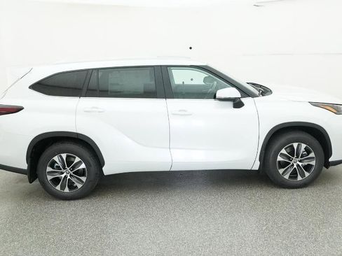 New 2026 Toyota Highlander XLE image 11