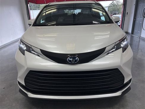 New 2025 Toyota Sienna XLE image 11