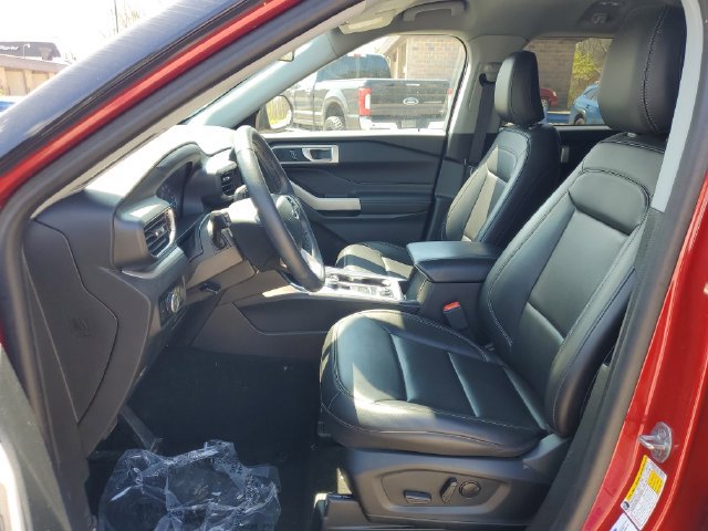 Used 2024 Ford Explorer XLT w/ Equipment Group 202A AWD/4WD image 14