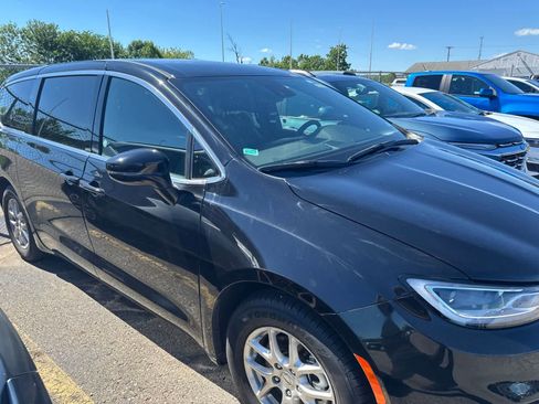 Used 2025 Chrysler Pacifica Select FWD image 8