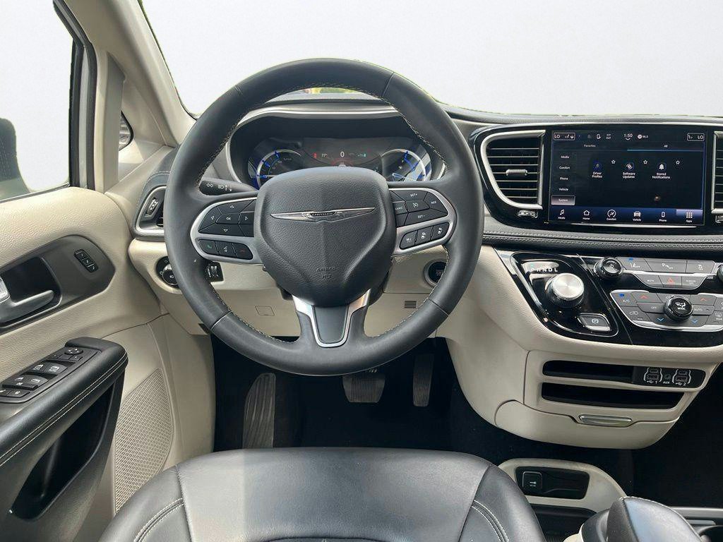 Used 2023 Chrysler Pacifica Touring-L FWD image 19