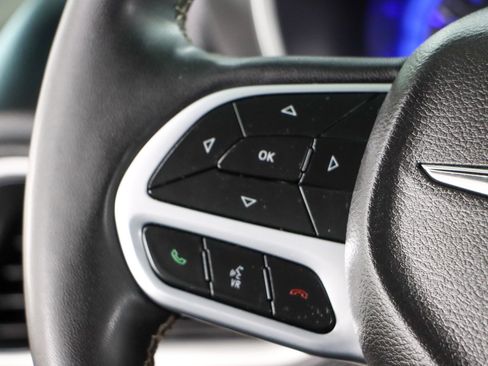 Used 2024 Chrysler Pacifica Touring-L FWD image 13