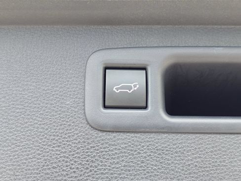 Used 2025 Toyota Highlander XLE AWD/4WD image 16