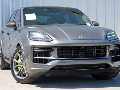 Used 2024 Porsche Cayenne Turbo image 4