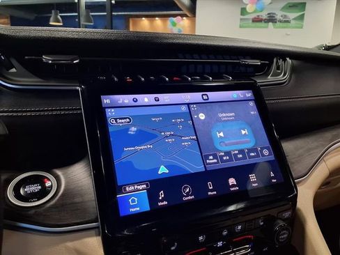 Used 2025 Jeep Grand Cherokee L Limited w/ Luxury Tech Group II image 21