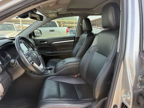 Used 2019 Toyota Highlander XLE AWD/4WD image 27