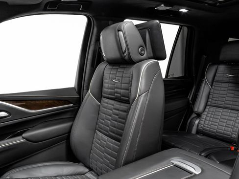 Used 2023 Cadillac Escalade Sport Platinum w/ LPO, ONYX Package image 12