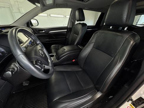 Used 2019 Toyota Highlander XLE AWD/4WD image 13