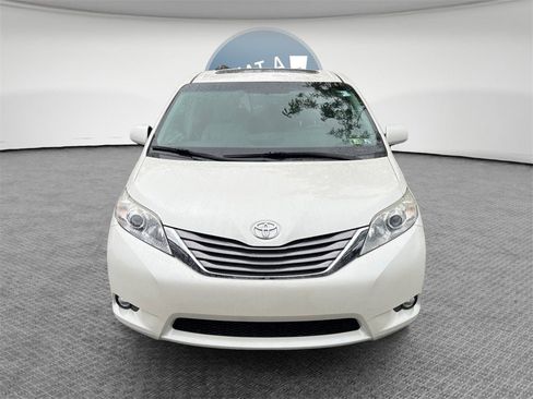 Used 2017 Toyota Sienna XLE Premium image 9