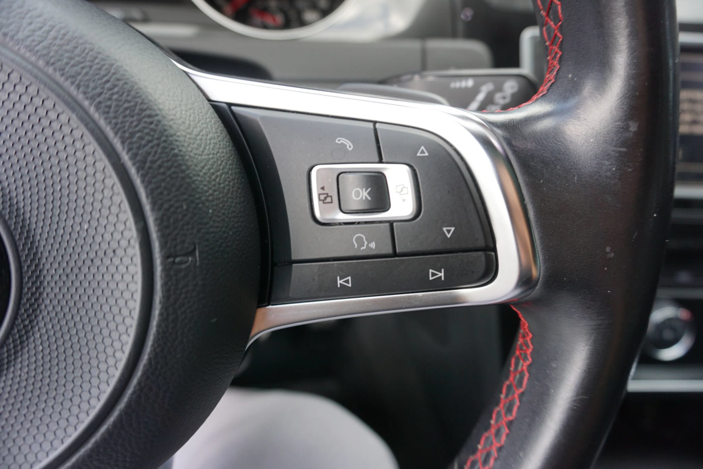 Used 2017 Volkswagen GTI SE FWD image 33