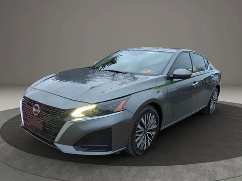 Used 2023 Nissan Altima 2.5 SV FWD image 2