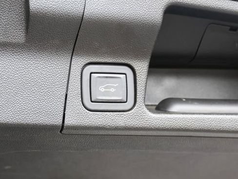 Used 2023 GMC Acadia Denali w/ Denali Technology Package FWD image 9