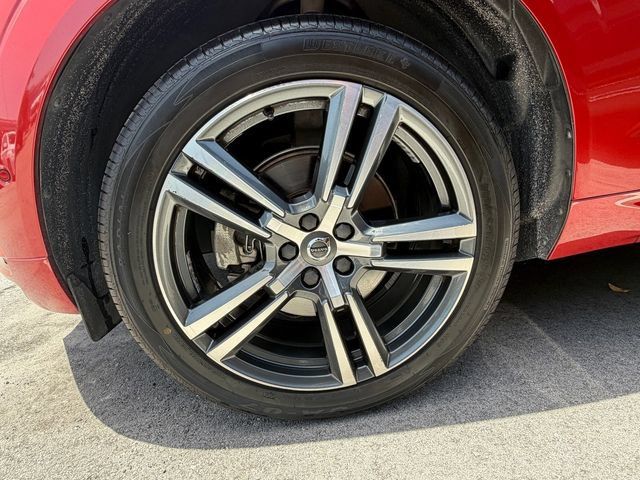 Used 2019 Volvo XC60 T5 Momentum w/ Multimedia Package FWD image 9