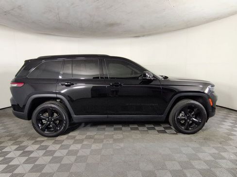 Certified 2024 Jeep Grand Cherokee Limited w/ Black Appearance Package AWD/4WD image 4
