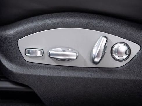 Certified 2025 Porsche Macan Turbo image 17