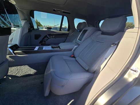 Used 2025 Land Rover Range Rover SV image 23