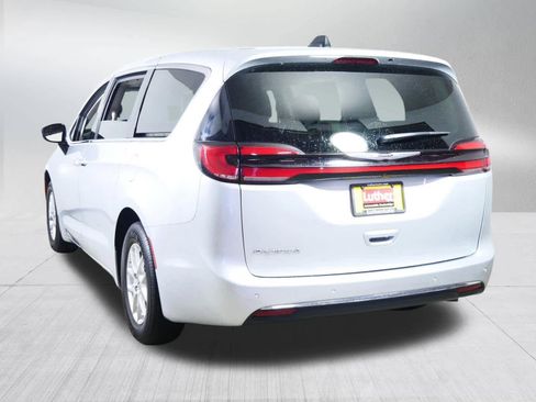 Used 2024 Chrysler Pacifica Touring-L FWD image 5