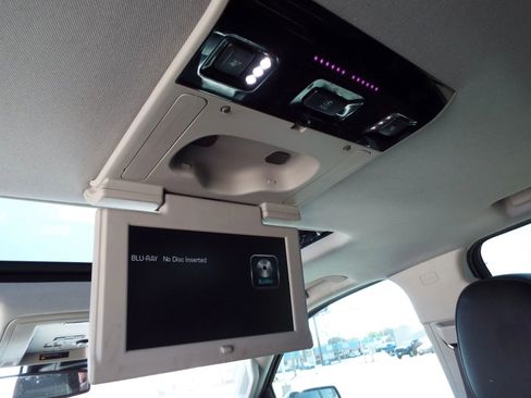 Used 2015 Chevrolet Suburban LTZ RWD image 11