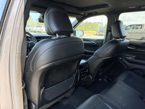 Used 2025 Jeep Grand Cherokee Altitude image 19