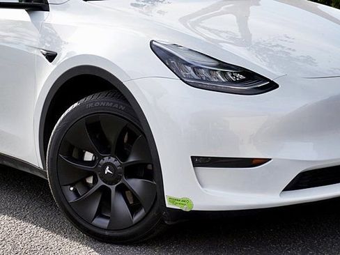 Used 2023 Tesla Model Y AWD image 4