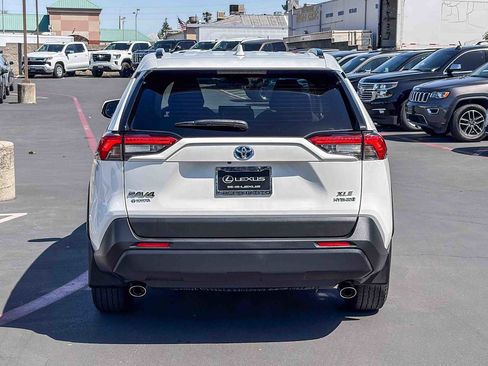 Used 2022 Toyota RAV4 XLE w/ Convenience Package image 3
