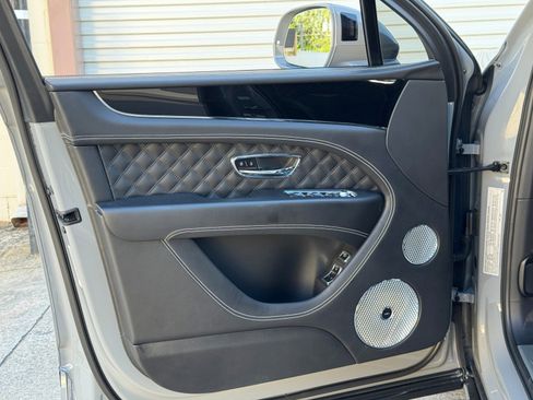 Used 2022 Bentley Bentayga AWD/4WD image 48