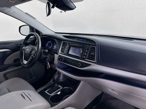 Used 2017 Toyota Highlander LE FWD image 29