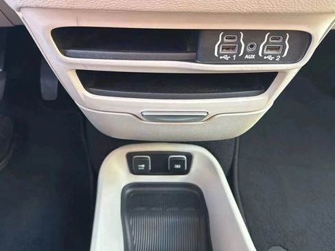 Used 2021 Chrysler Pacifica Touring-L FWD image 19