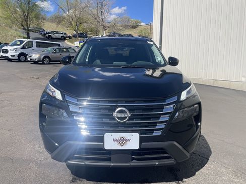 Used 2025 Nissan Rogue SV AWD/4WD image 2