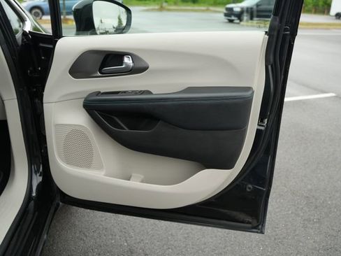 Used 2021 Chrysler Pacifica Touring FWD image 19
