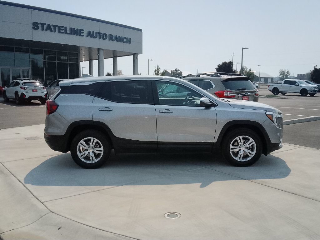 Used 2024 GMC Terrain SLE AWD/4WD image 2